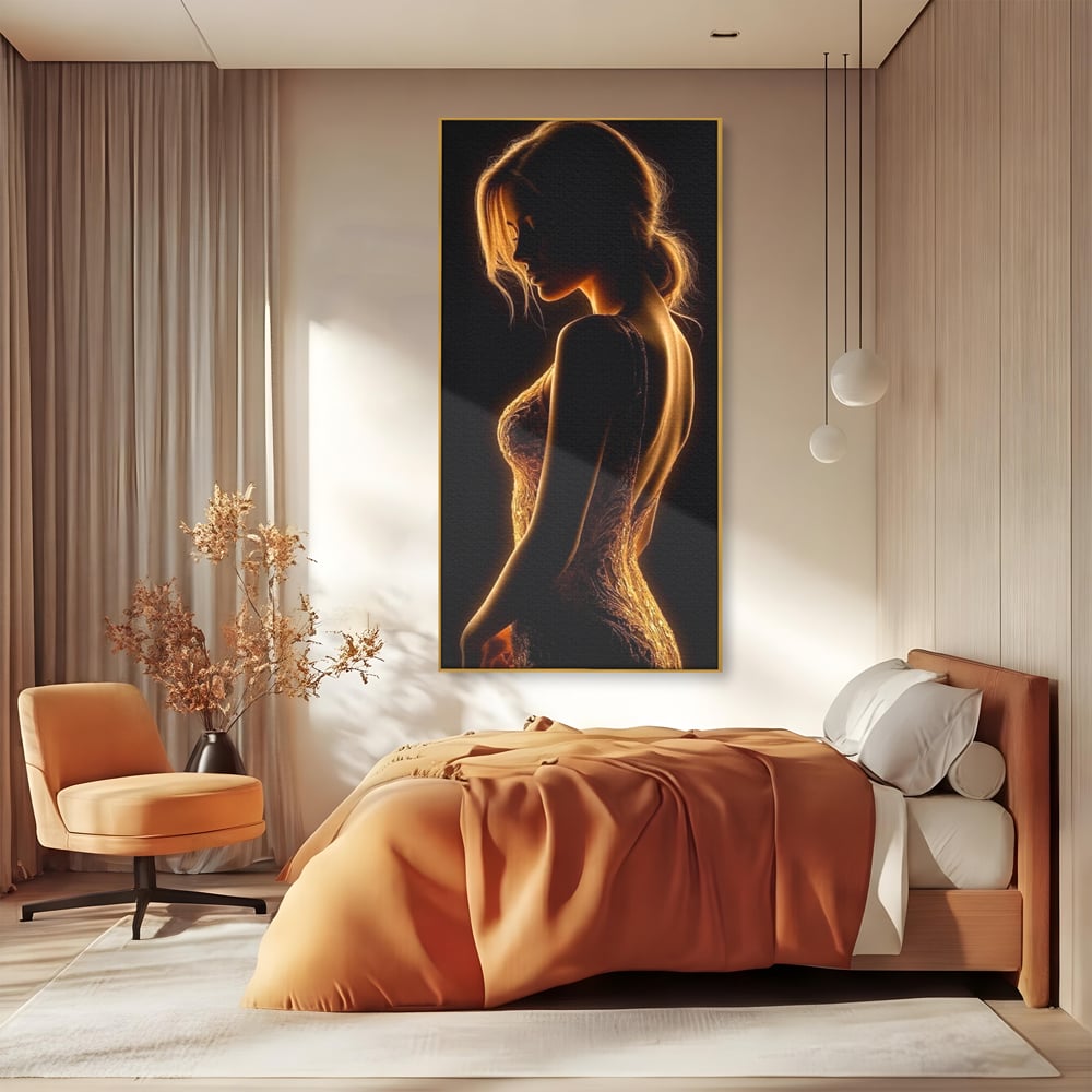 Tablou canvas cu tablou canvas cu silueta feminina, in rama de aluminiu auriu, pe perete intr-un dormitor